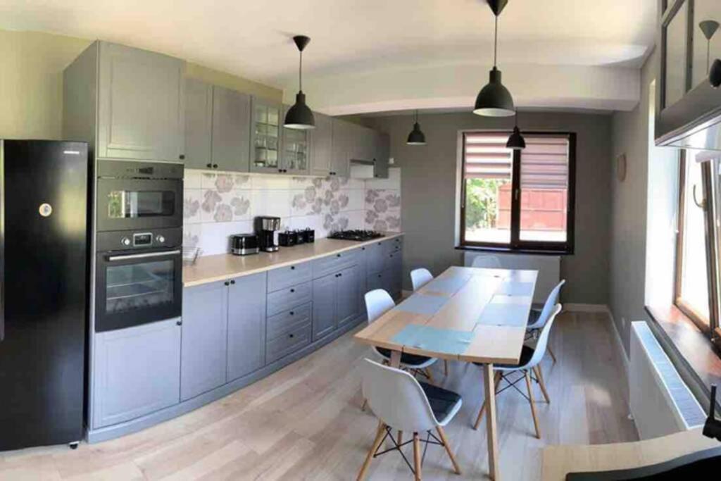 Casa Andreea. Cheerful 4-Bedroom Villa Botfalu Kültér fotó